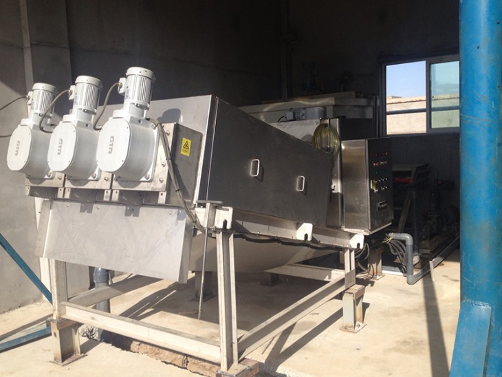 Laminated sludge dewatering machine