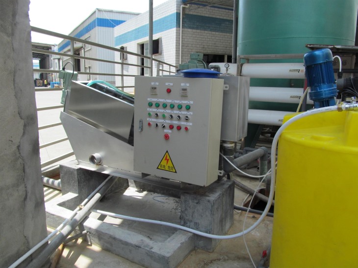 Sludge dewatering equipment