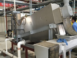 Sludge dewatering machine
